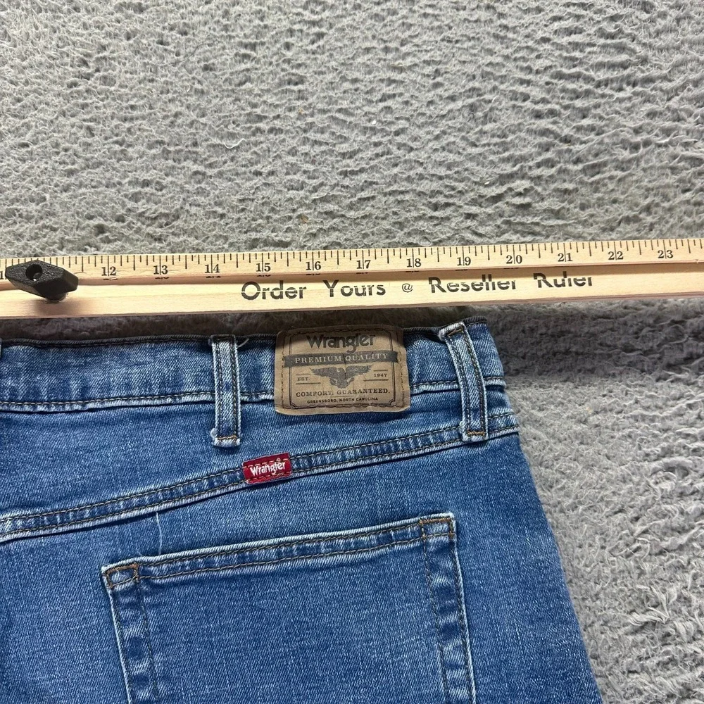 Wrangler Jeans Mens 38x32 Blue Cotton Denim Straight Leg Faded Athletic Stretch